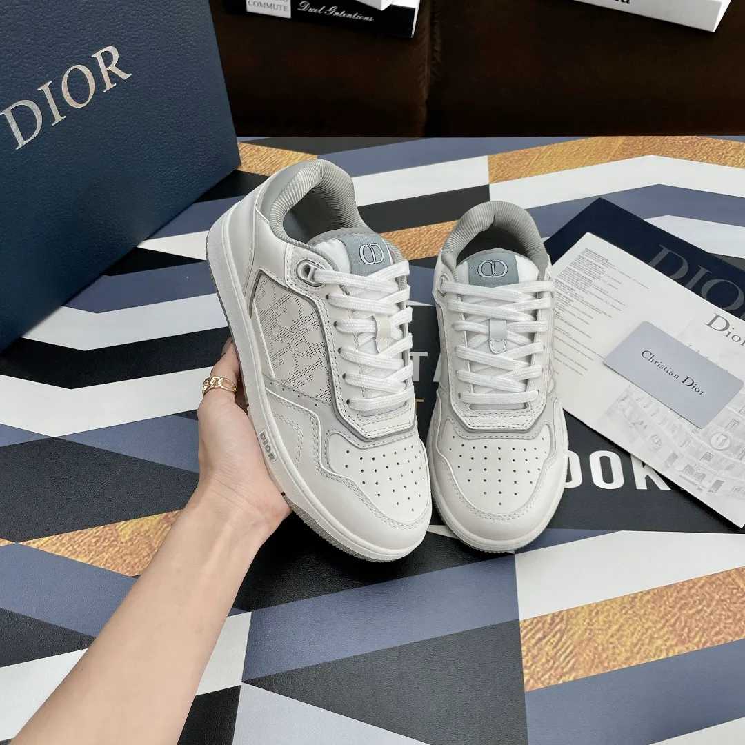 👟👟Ex-factory price 480👟👟 Women's shoes, women's clothing, women's shoes, women's clothing. (3d printing +20) Dior Dior🔥Counter genuine 1-1 top version (you can compare with the original version) the top version is made, not blown out👍👫Contrast color positioning and splicing design! Fashionable and casual personality! Look like a goddess on your feet! Simple line design, three-dimensional cutting, super invincible and stylish, looks good no matter how you match it. The super popular elements and colors make the whole set youthful and beautiful. It can easily catch the eye in the crowd. It is casual, comfortable, fashionable and versatile, a high-quality casual suit with no sense of age. ✅Fabrics: imported first-layer cowhide + high-tech laser technology. ✅Inner lining: imported transparent silk fabric. ✅Feet: original molded feet. ✅Outsole: original molded 1:1 two-color T👟👟factory price U outsole ✅Method: original 1:1 full set of lasts ✅Female size: 35～40 ✅Male size: 38～45